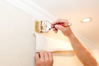 Pose de papier peint à Rusio — revêtements muraux et toiles de verre